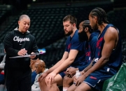 华体会登录-快船队团队默契提升，集体配合出色