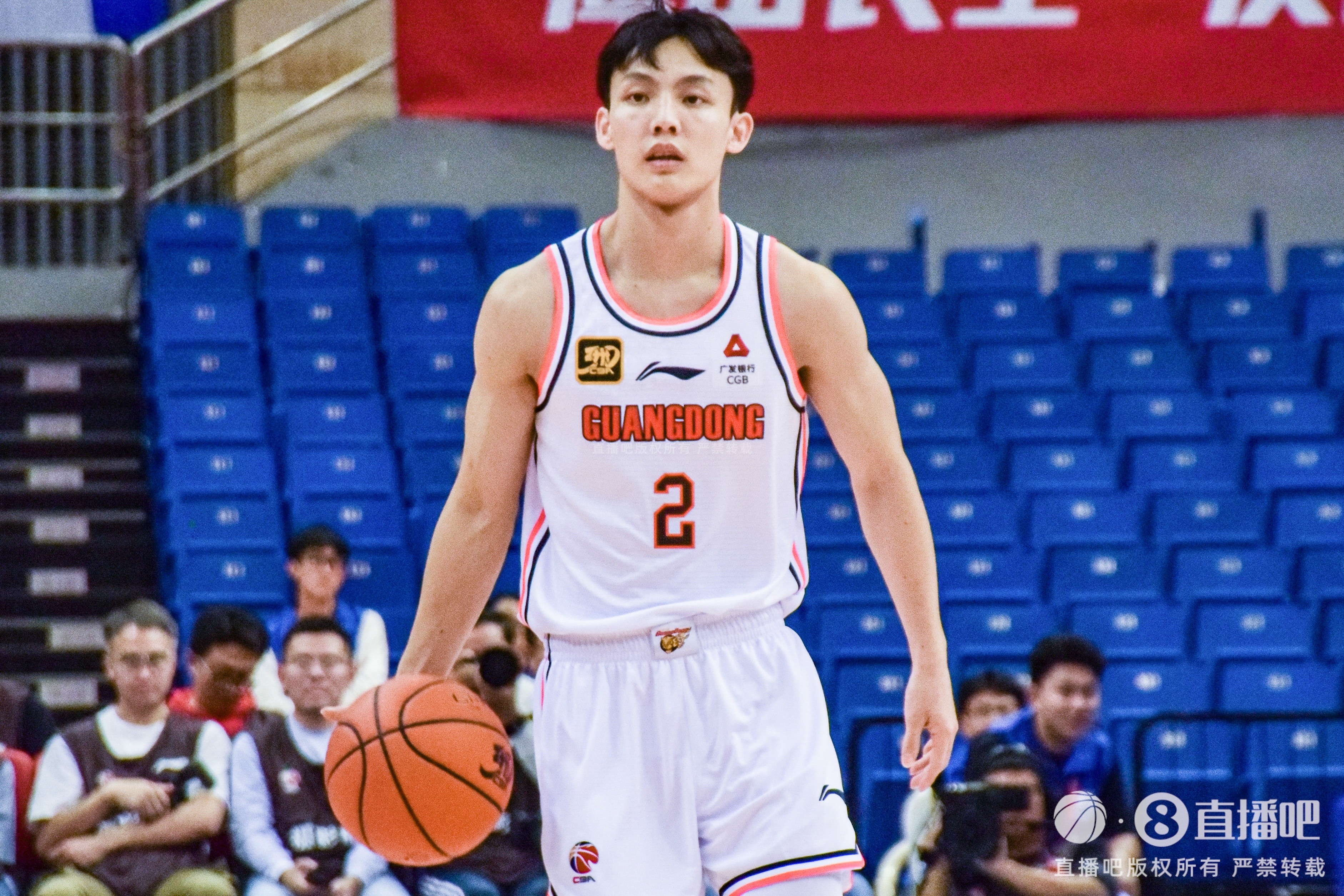 上海队在CBA季后赛中打出高光操作，被誉为观众齐声高喊的简单介绍