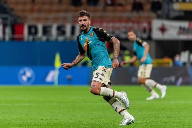 关于甘冈足球俱乐部球员发挥出色，团结拼搏的信息