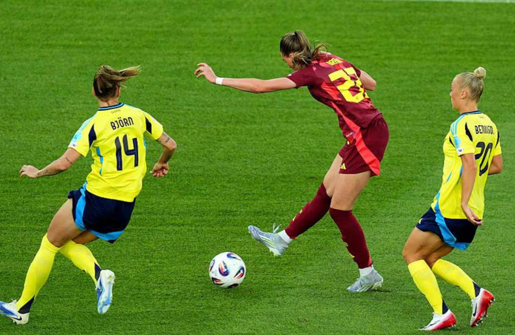 包含欧洲队伍赢得历史性比赛，刷新记录的词条