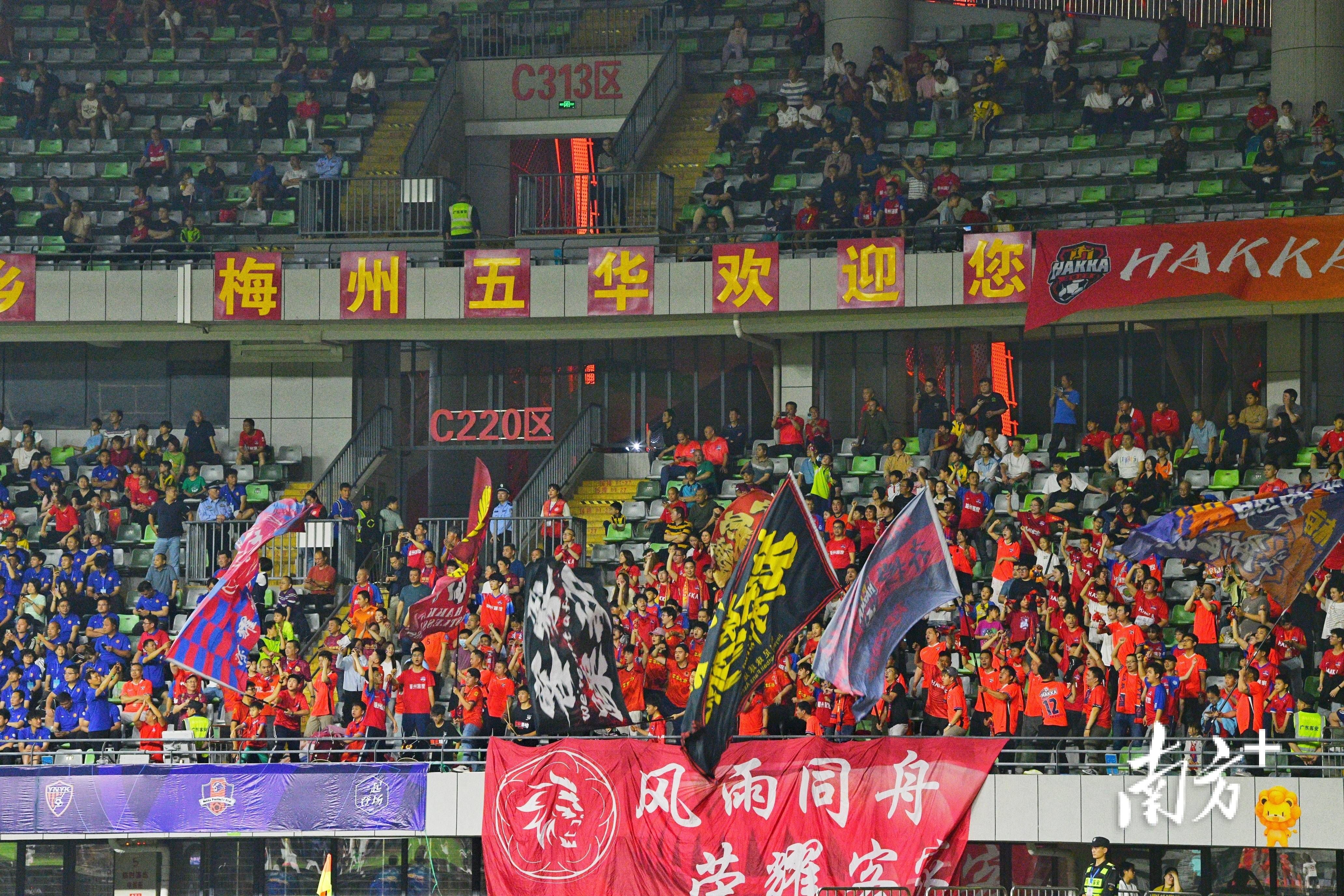 关于踢球的过程中充满着激烈对抗，让人血脉贲张的信息