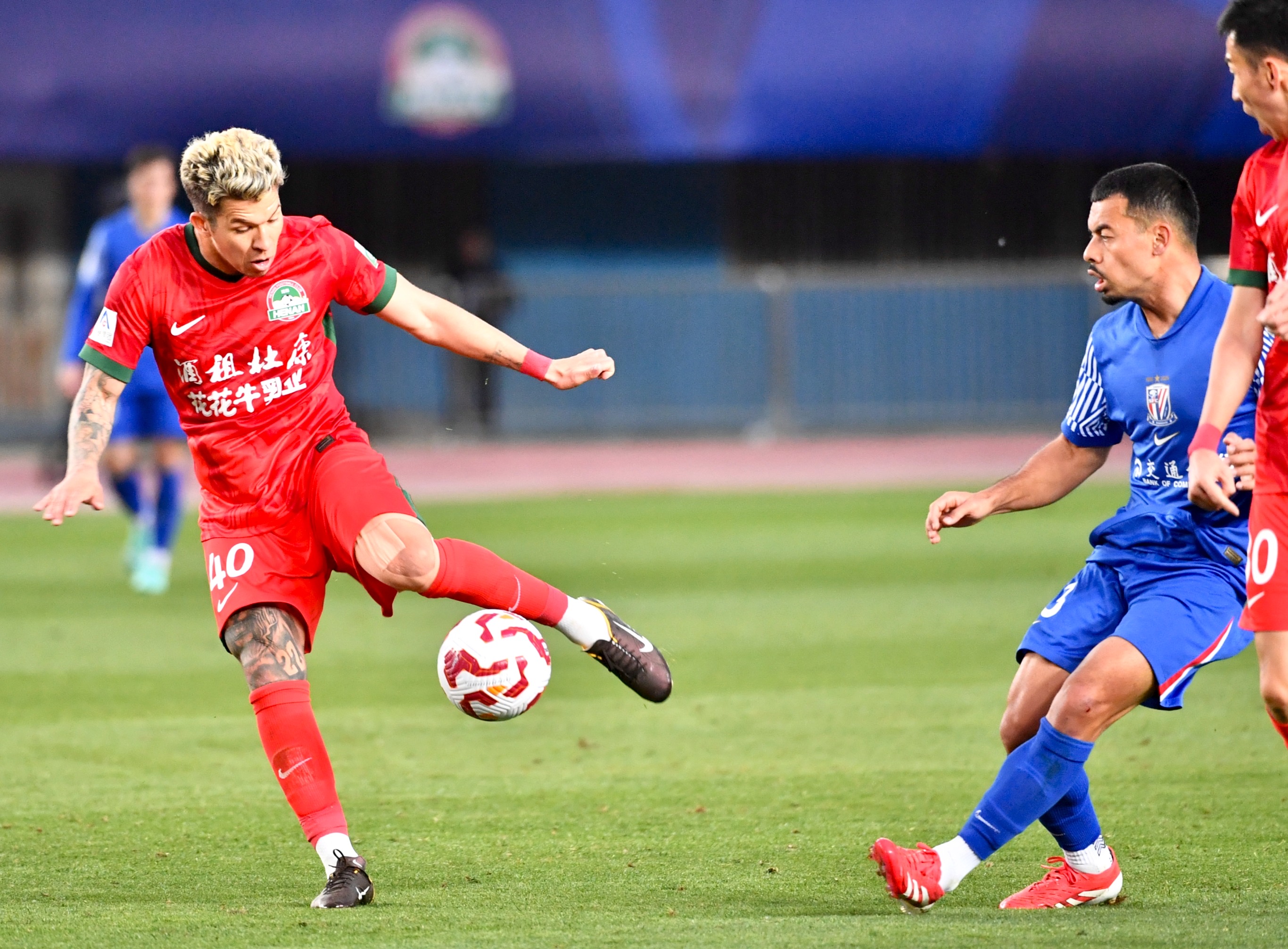 申花备战新的比赛，教练组策略多样的简单介绍