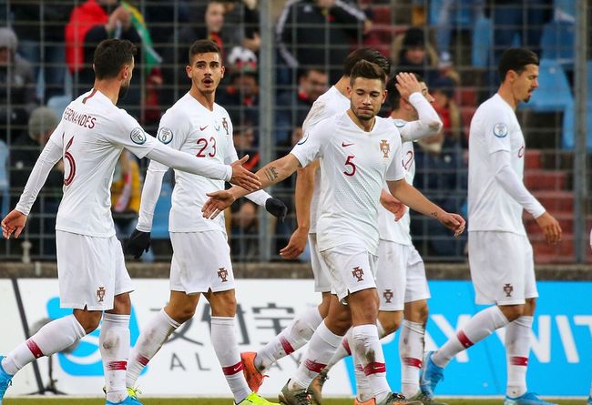 比利时队紧随其后，成功晋级欧预赛八强的简单介绍