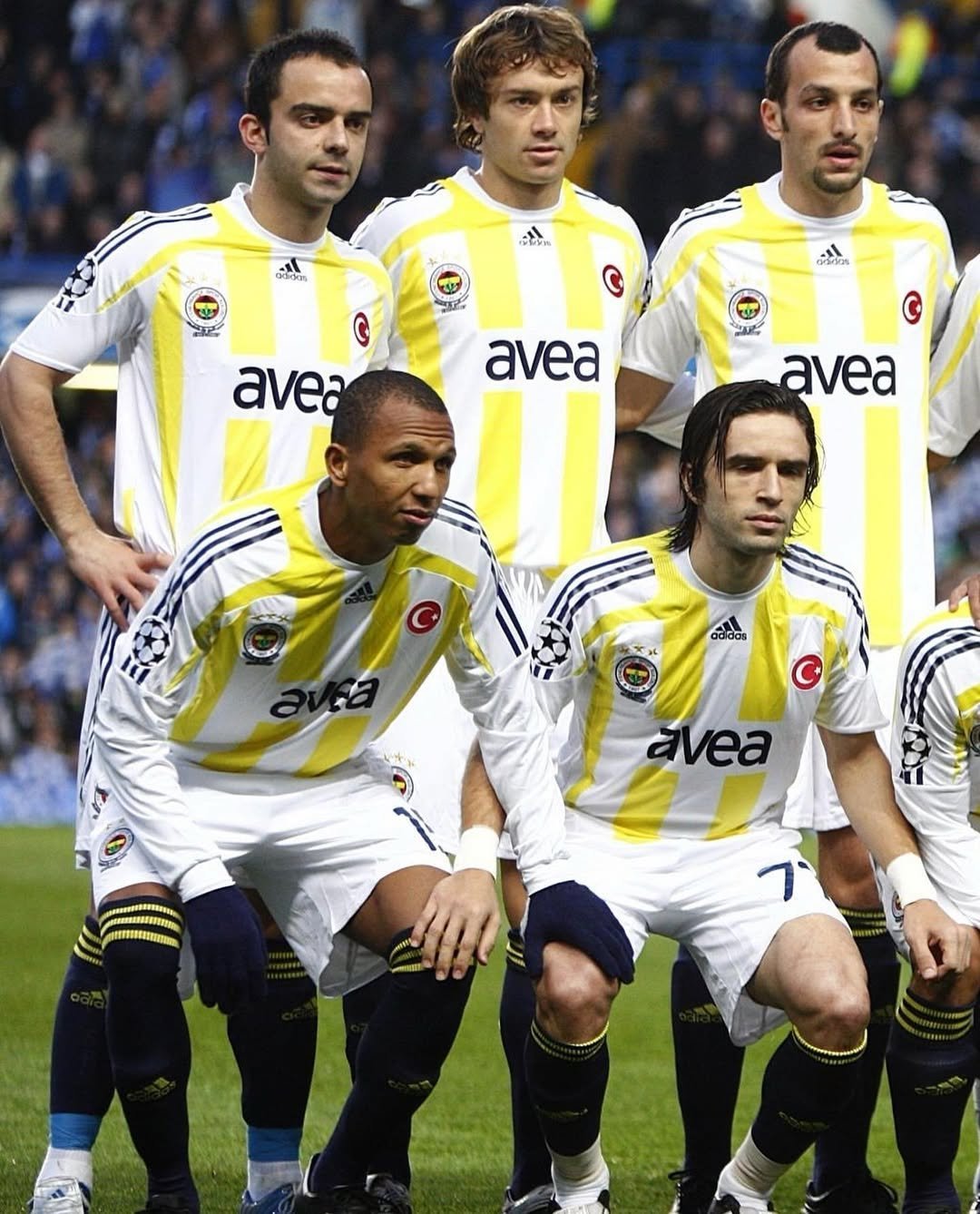 芬兰队在比赛中战胜对手，展现团结