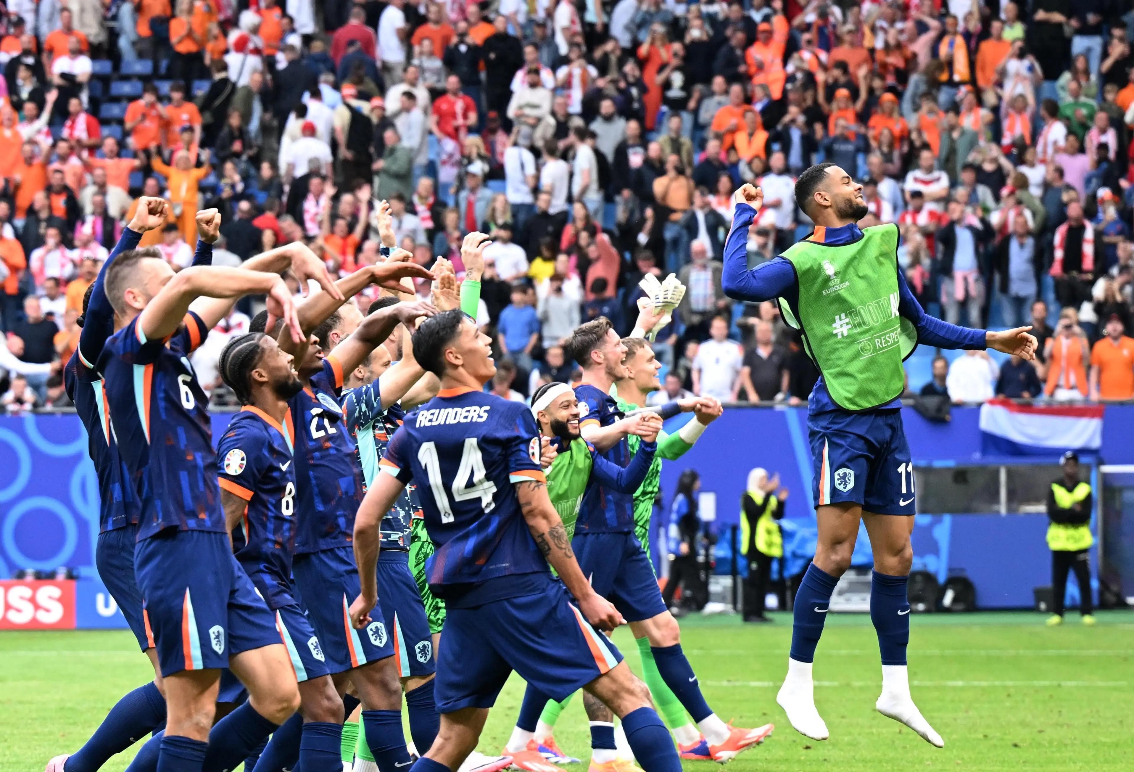 重要足球赛事进行中，球队竞技水平现火爆