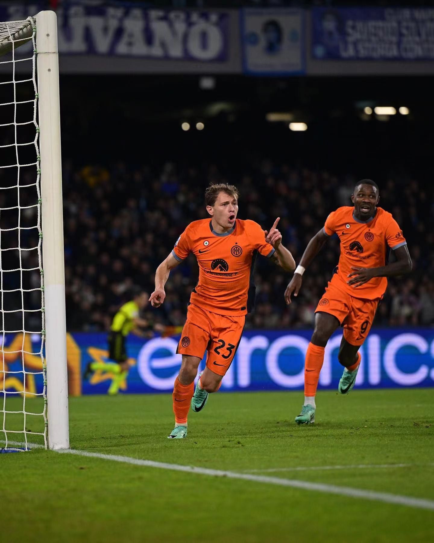 关于精彩的比赛在欧洲球场上演，紧张的局势引人注目的信息