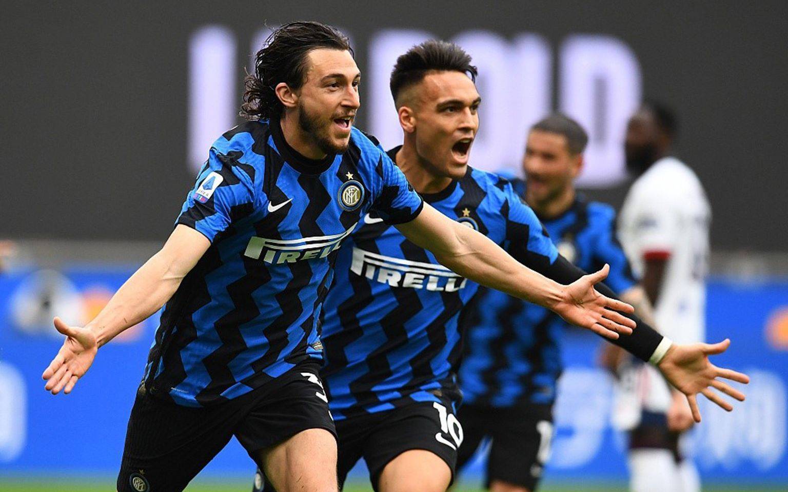 包含AC米兰主场完胜尤文图斯，稳固领先优势的词条