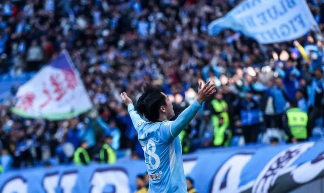 包含雄赳赳！门将连续扑救，助球队取得胜利的词条