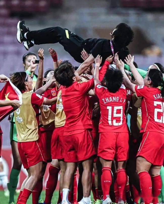 国际足球赛场上，中国队实力抢镜