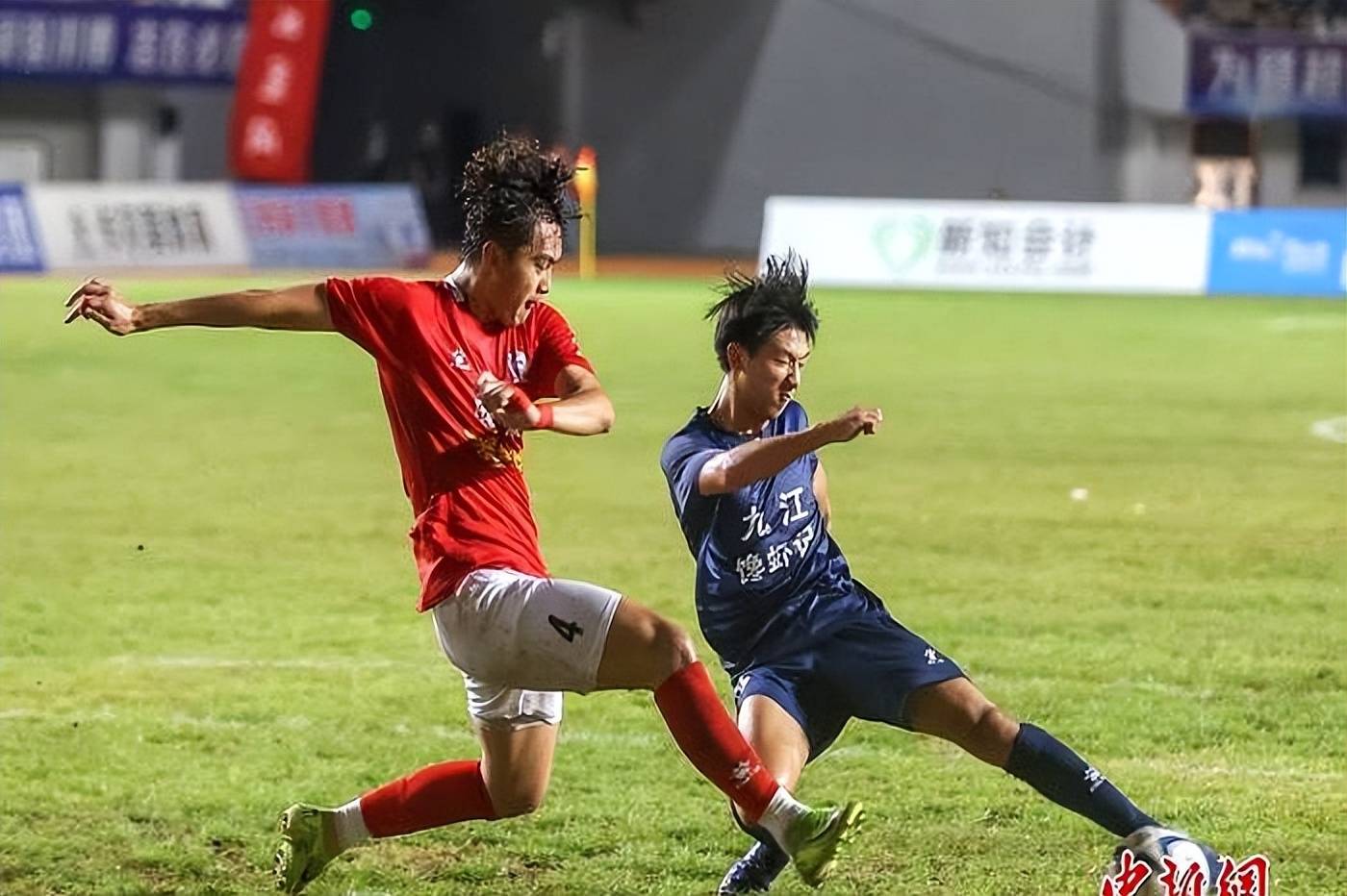 包含荷兰队英格兰队友谊赛受关注，双方球迷现场热情支持的词条