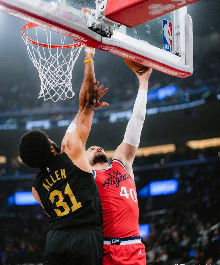 快船主场逆转马刺，莱昂纳德高产助球队取胜锦上添花的简单介绍