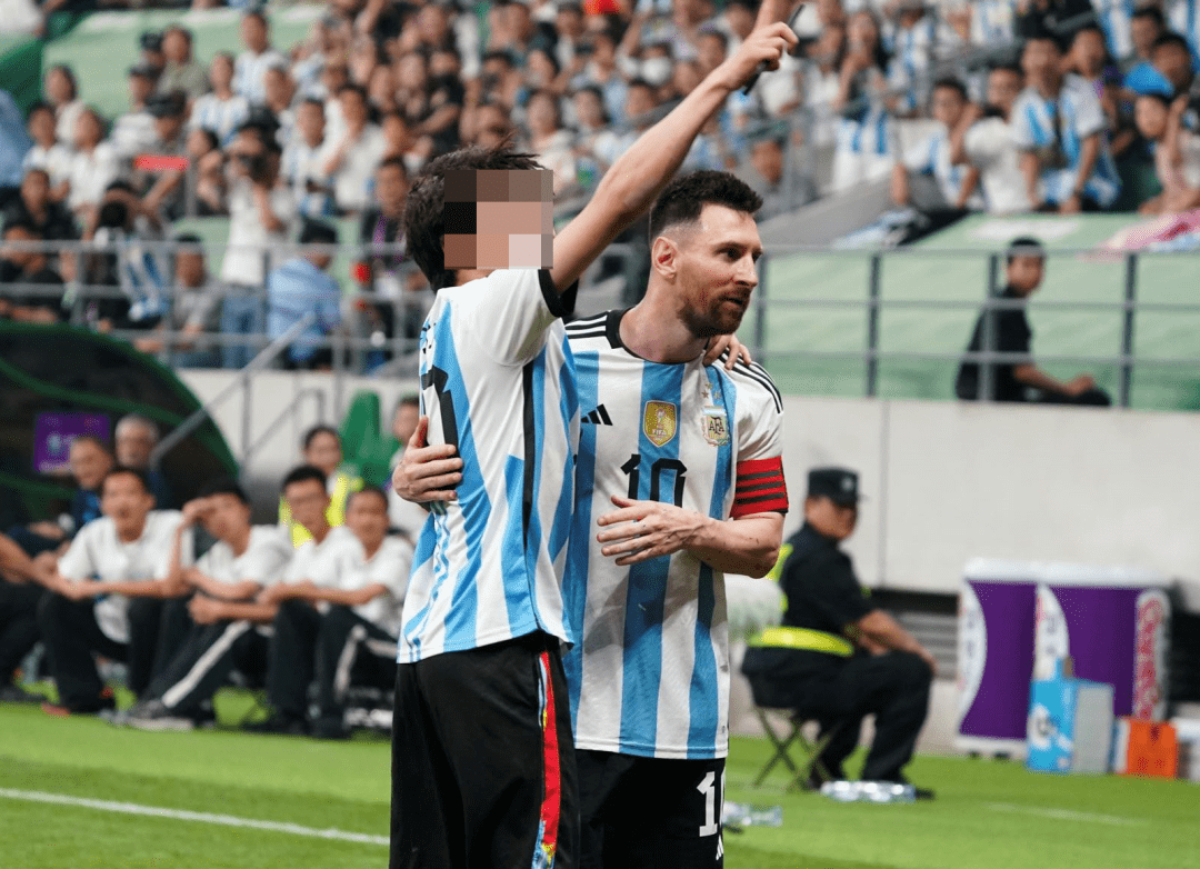 关于热门比赛定格瞬间，球迷狂热支持的信息