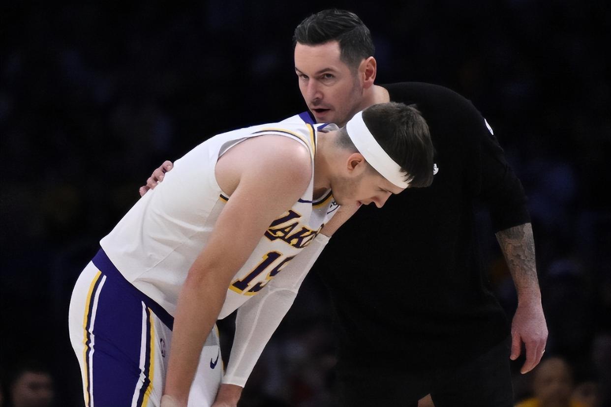 包含湖人爆冷负于魔术，客场遭遇两连败的词条