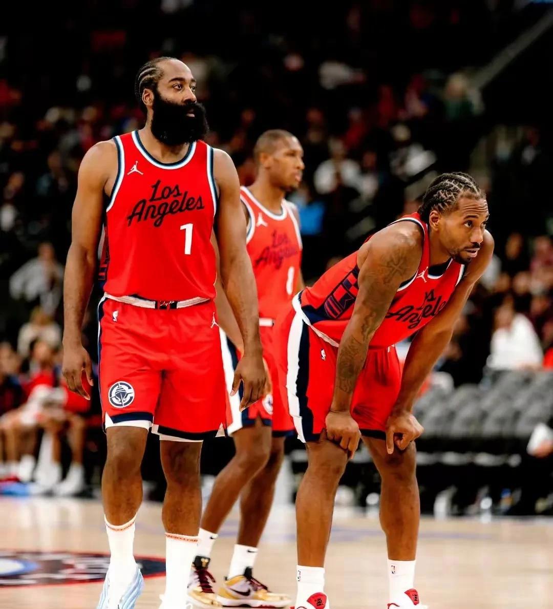 快船和公牛队在球场上展开激烈对抗